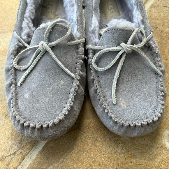 UGG Women's gray suede shearling lined cozy casual DAKOTA SLIPPERS size 6 - Picture 3 of 7